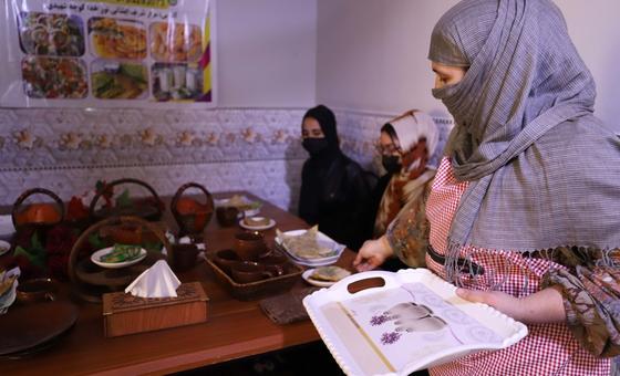 Ресторан Шаисты Хакими в Мазари-Шарифе могут посещать только женщины, мужчины делают заказы онлайн.